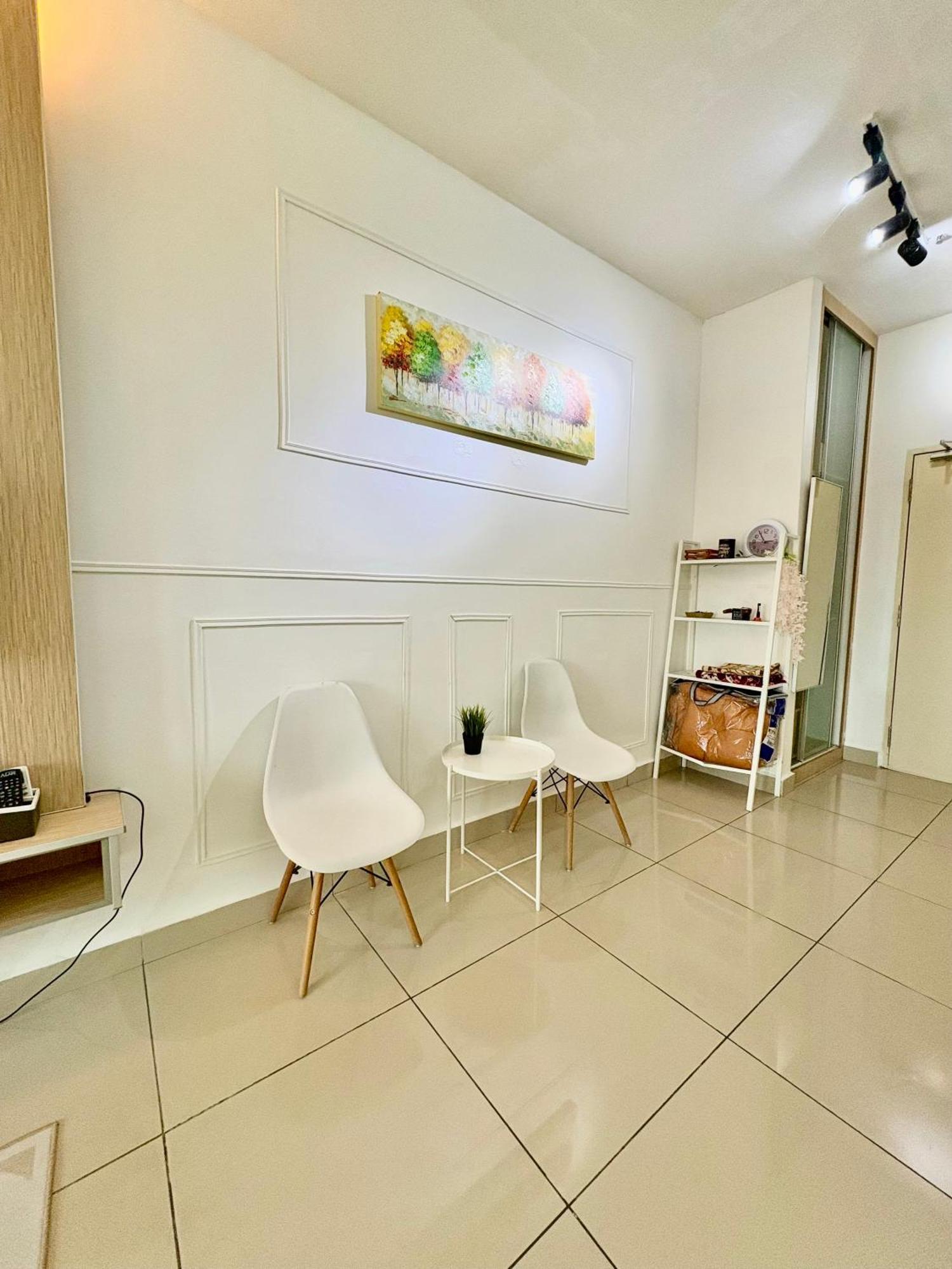 Private Viana Court Service 3 With Private Parking *